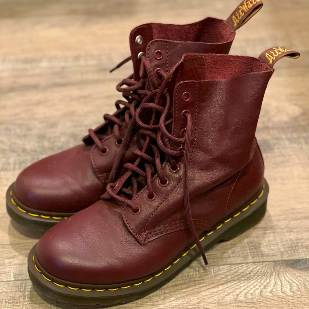 NWOT Dr. Martens 1460 Pascal 8-Eye Boot